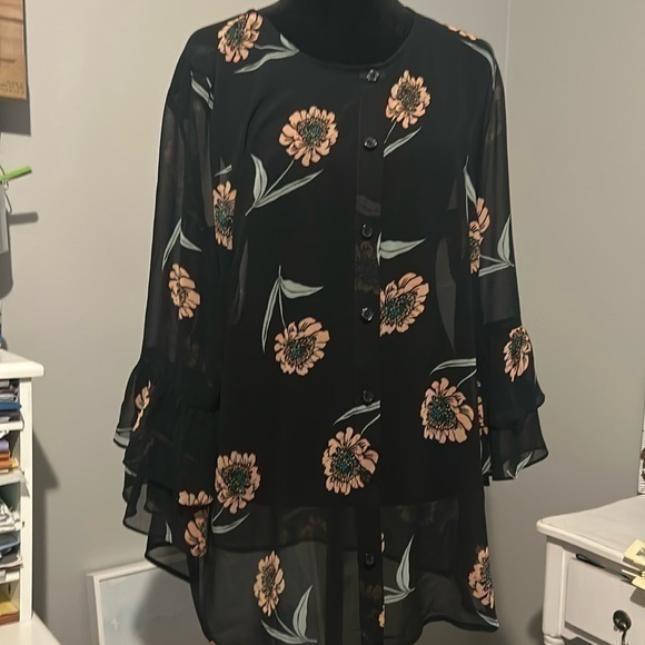 CAbi Tops - Cabi medium button down blouse F